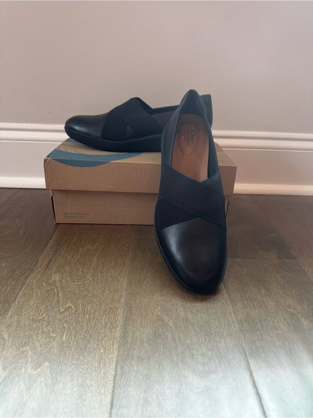 Clarks NWB Women’s Black Slip-On Leather Loafer with Elastic Cross Bands
